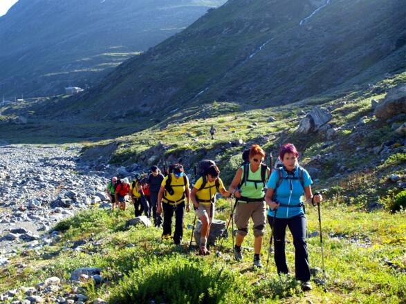 Rückblick, bergauf dem Bach entlang 