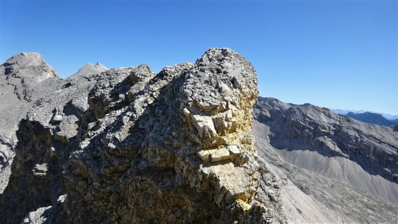 Die Schlüsselstelle, UIAA 3+, kurz, ausgesetzt und brüchig. Ganz links der Gipfel der Marxenkarspitze.