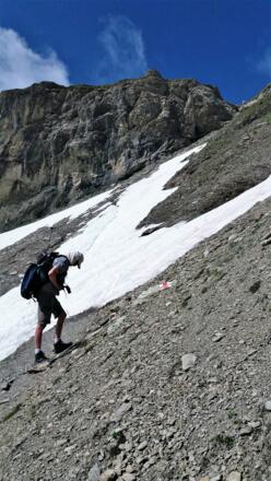 Gut zu gehende Trittspuren im ersten Schneefeld.