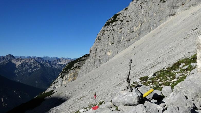 Blick zurück auf den ersten Teil des Hinterkars. Links hinten die Erlspitze.