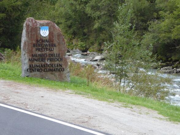 Hinweisschild an der Staatsstraße