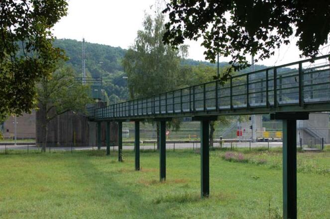 Der Fußgängersteg des Main-Kraftwerks bei Eichel