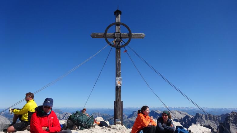 ... Birkkarspitze (2749 m), dem höchsten Karwendelgipfel. Ganz ganz hinten Großglockner und Großvenediger.