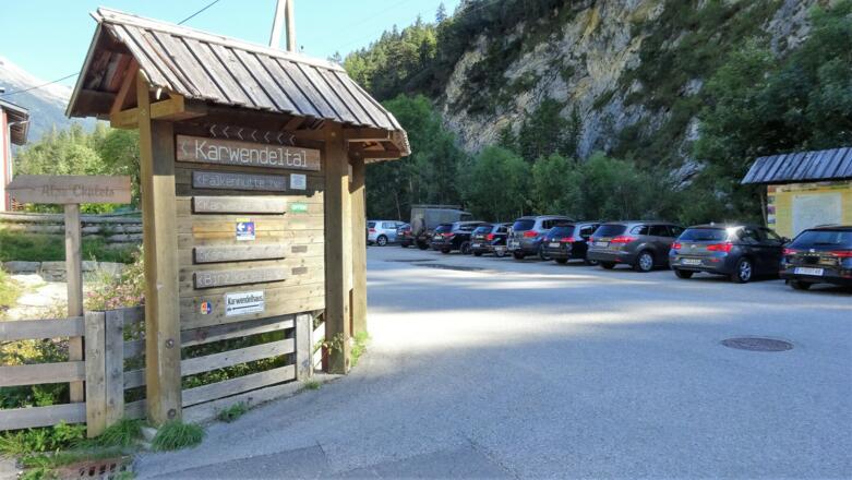 (Tag 1: Aufstieg Pleisenhütte) Einer der kostenpflichtigen Parkplätze am Eingang in die Karwendeltäler.