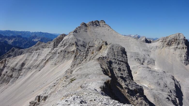Am Gipfel der Marxenkarspitze (2636 m). Blick zurück auf den gesamten bisherigen Gratverlauf.