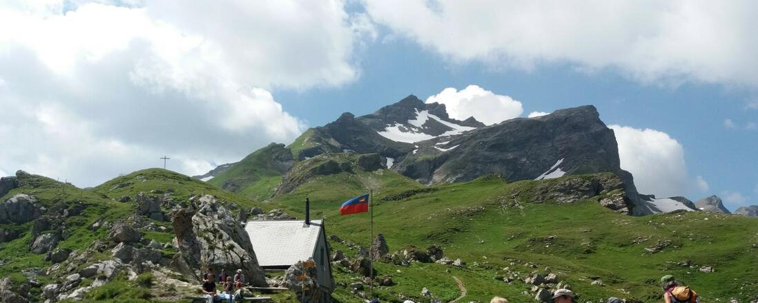 Bergwachthaus, Hüttenkreuz, Naafkopf von der Pfälzerhütten-Terrasse.