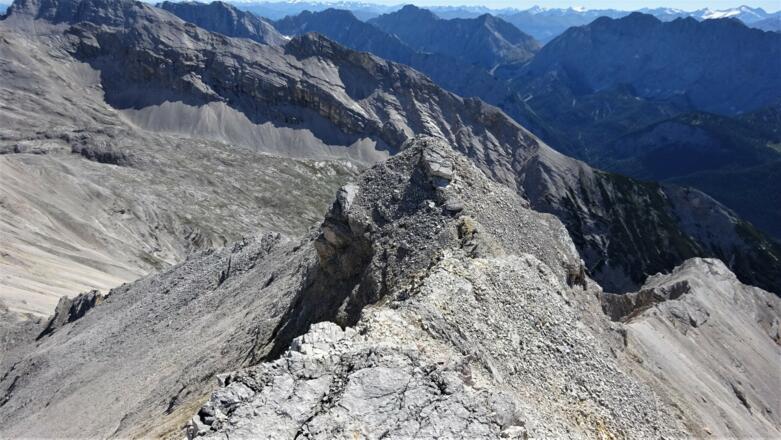 Der Gratverlauf von der Gr. Seespitze hinunter in den Sattel zum Anstieg auf die Marxenkarspitze.