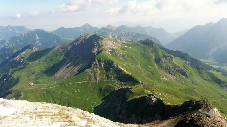 Zweite Tagesetappe: Pfälzerhütte und Augstenberg vom Naafkopf aus.