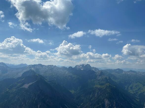 Ausblick ins Große Walsertal, im Hintergrund die Rote Wand