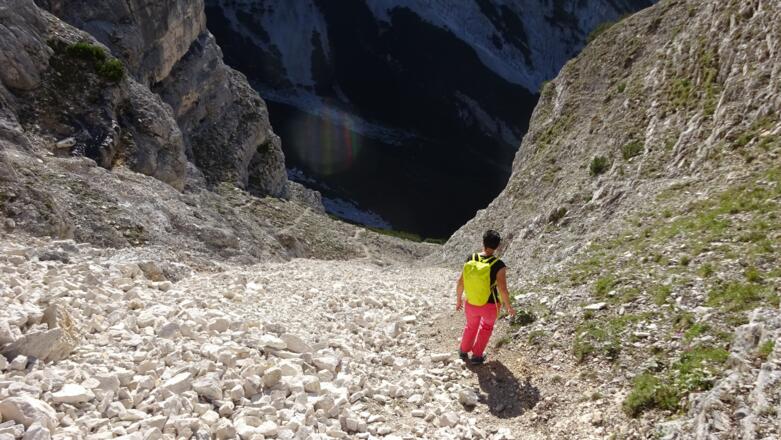 Weglos durch das Schotterfeld abwärts und wieder in den gut sichtbaren Weg einmünden.