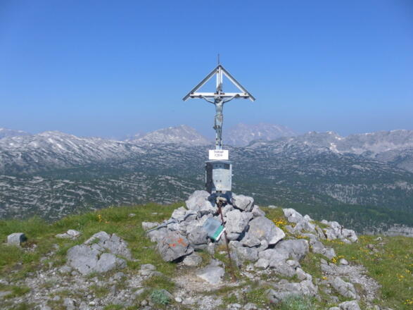 Tristkopf, jenseits der Karsthochfäche der Kahlersberg links und der Watzmann rechts des Kreuzes