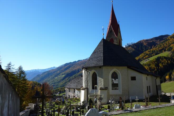 Kirche St. Peter mit Friedhof