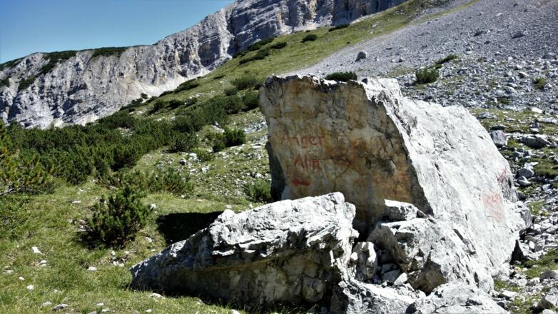 Ein markanter, beschrifteter Stein im Marxenkar - hier zweigt links der Steig zur Angeralm ab. Rechts führt unser Weg weiter Richtung Karwendelhaus.