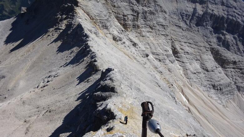 Drahtseilsicherungen am Weg hinunter zum Schlauchkarsattel.