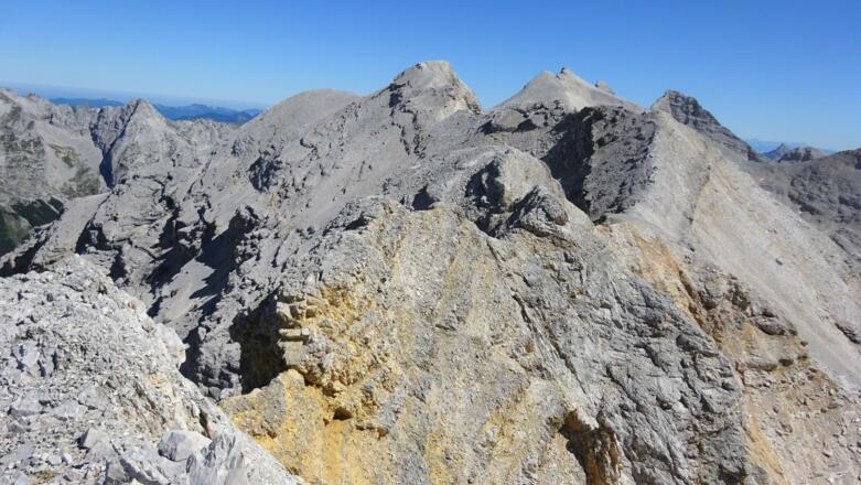 Am Beginn des anspruchsvollsten Teils der gesamten Überscheitung mit der Schlüsselstelle (gelbbraune Felsstufe).