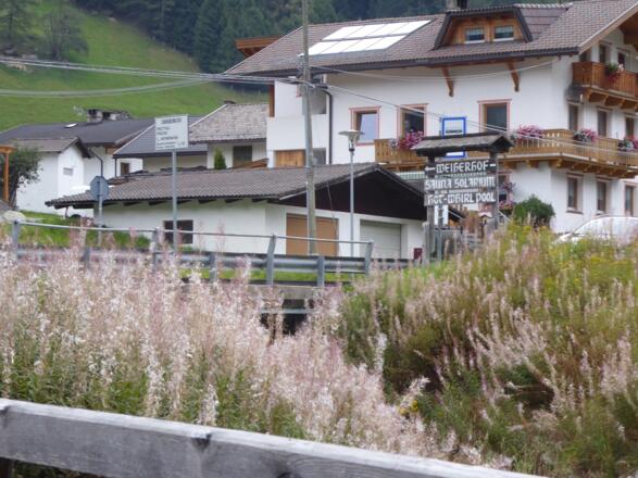 An der Haltestelle Weiher