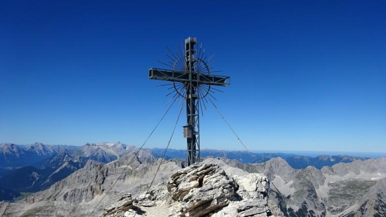  Am Gipfel der Gr. Seekarspitze (2677 m). Hinten die Zugspitze.