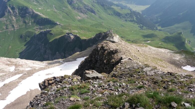 Gut zu sehen: zweites großes Schneefeld, das wir kaum berühren.