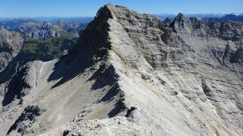 Der Gratverauf hinunter in den Schlauchkarsattel und weiter zur Birkkarspitze.