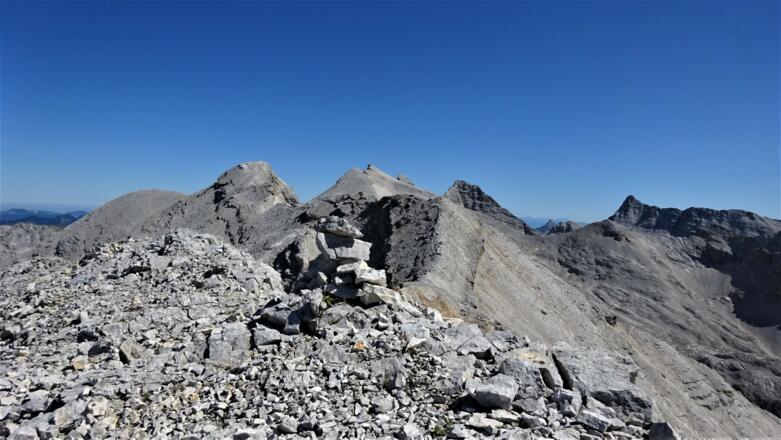Punkt 2590 m im Gratverlauf zur Marxenkarspitze (links). In der Bildmitte die Ödkarspitzen, rechts die Birkkar-, ganz rechts die Kaltwasserkar-Spitze.