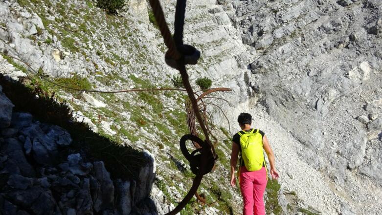 Ein kurzer Abstieg und eine Steilpassage mit Drahtseilsicherung (Achtung: veraltet und nicht mehr solide!) ...