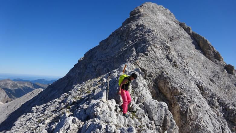 Gleich an der Gratschneide wechseln wir in die Südostflanke und steigen ...