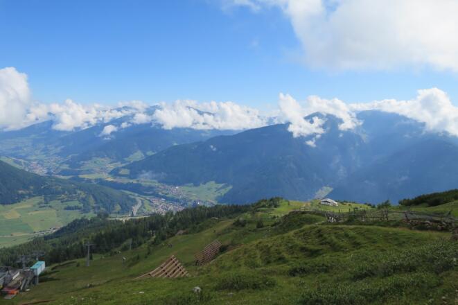 Links unten die Bergstation des 2er Sesselliftes.