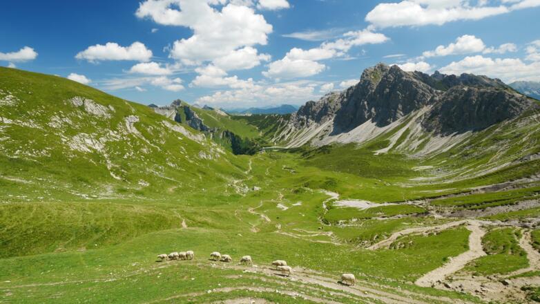 Blick vom Westl. Lachenjoch auf die Norwand der Lachenspitze, die Lache und die Landsberger Hütte