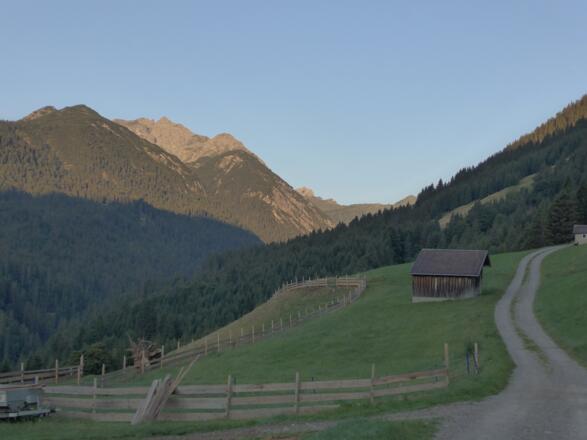 Ortsende Rauth mit Blick auf Leilachspitze