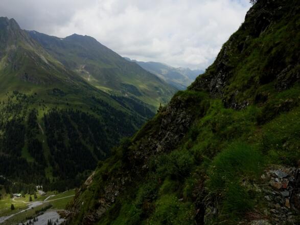 Vor allem bei nassem Gras ist bei diesem Steig vollste Aufmerksamkeit gefordert