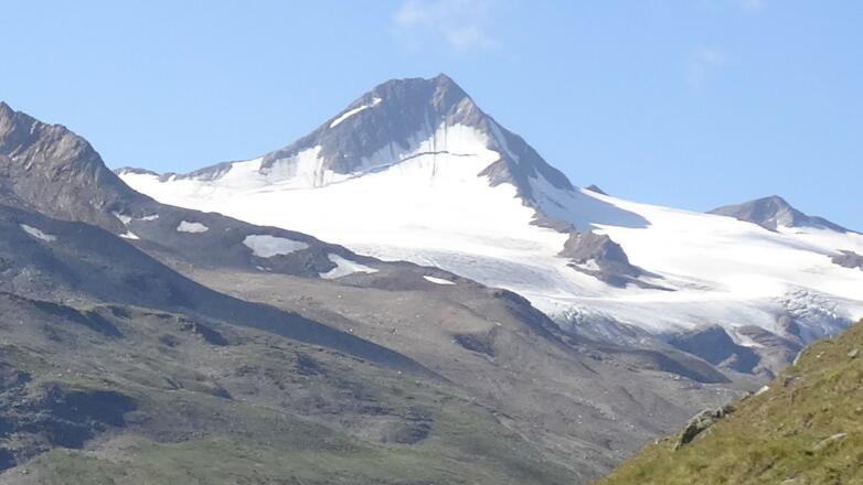 Finailspitze mit Hochjochferner vom Rofental aus. Links der Nord-Ost-Grat, der vom Hauslabjoch zum Gipfel führt.