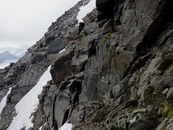 Der Pfeil nach links. Hier gerade aus weiter am Grat bleiben