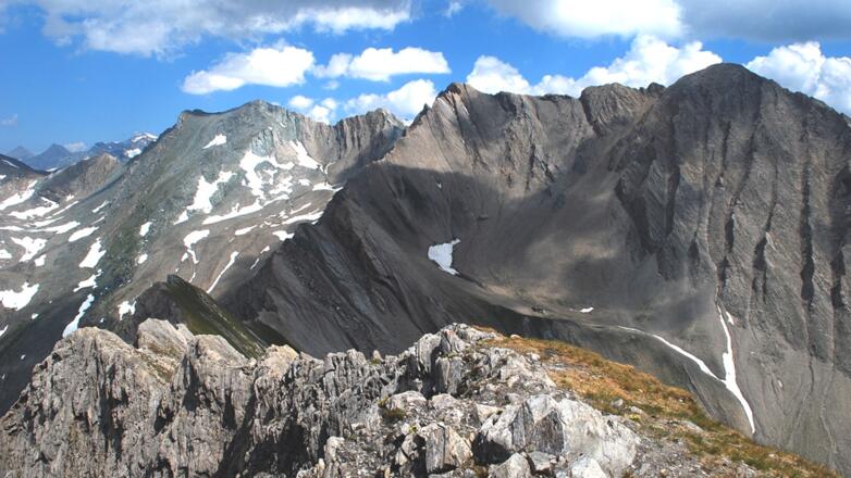 Bretterwandspitz, Gradetz- und Kendlspitz, davor Sudetendeutscher Höhenweg im Dürrenfeld