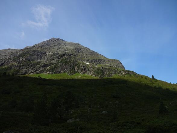 Über steile Wiesen zum Einstieg