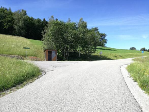 Kreizung in Oberlacken, Weiterweg nach links