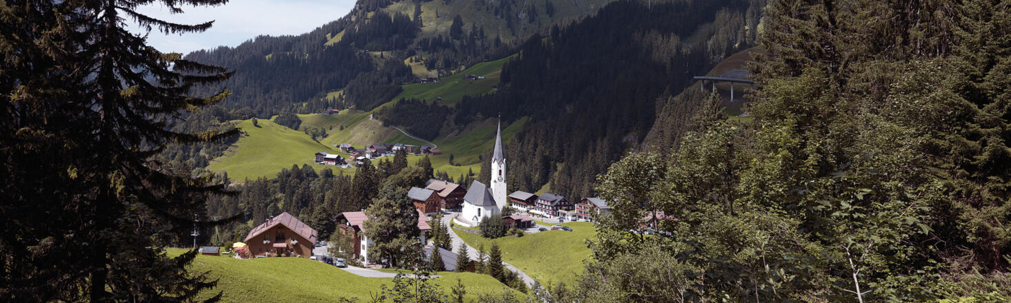 Blick von der alten Bundesstraße ins Dorfzentrum