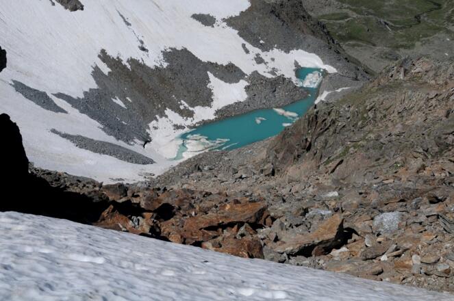Kleiner Eissee auf der Nordseite des Ostgrats