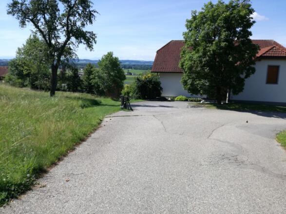 Weiterweg links beim Wohnhaus vorbei
