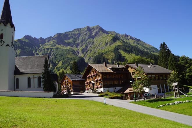 Wanderstartplatz beim Gemeindehaus und Tourismusbüro Schröcken