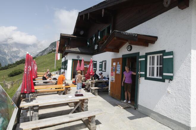 Einkehren- und Übernachtungsmöglichkeit auf der Hackl Hütte