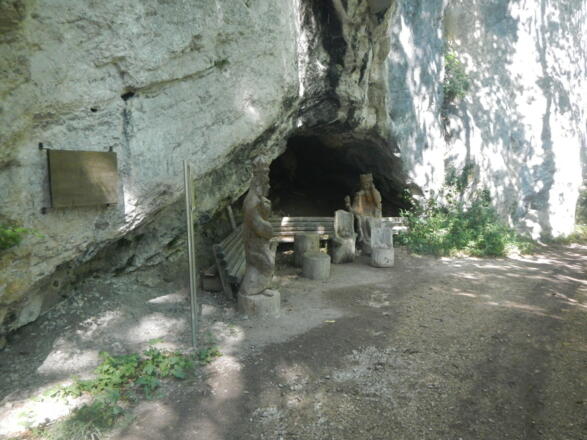 Ewige Wand mit geschnitzten Holzfiguren