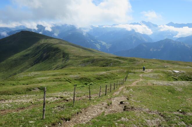 Blick zurück über den Aufstieg vom Nösslachjoch, rechts im Hintergrund der Olperer.