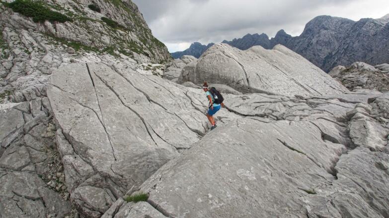 Kurz vor dem Sprung auf die nächste Platte; rechts im Hintergrund der Hetzaukamm