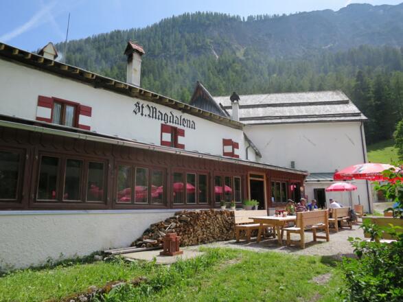 St. Magdalena. Oben Hochmahdkopf und Haller Zunterkopf.