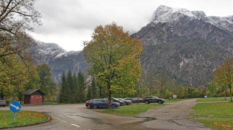 Großzügiger und geräumiger Parkplatz hinter dem Ghs. Seehaus, dahinter die gewaltige Felsszenarie der &quot;Röll&quot;