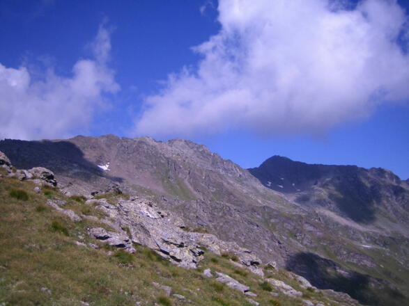 der Blick zurück auf einen Teil des Gratweges