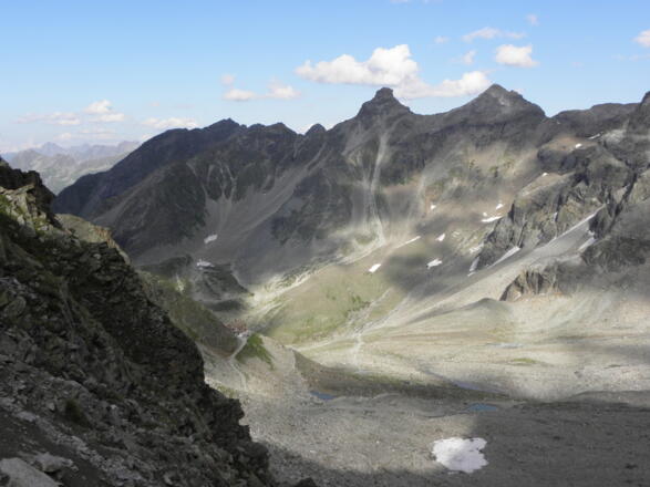 Auf dem Abstieg zur Saarbrücker Hütte: Blick zu den Lobspitzen (2750, 2799 m)