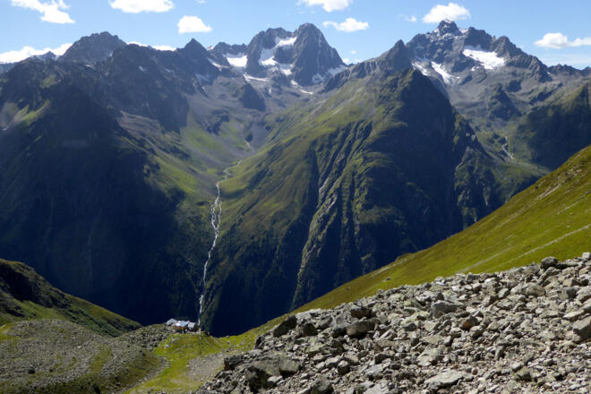 Blick vom Aufstiegsweg nach Gahwinden auf Rüsselsheimer Hütte und Plangeroß im Pitztal, im Hintergrund Waze und Verpeilspitze