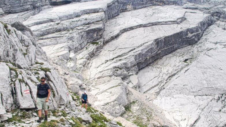 Die riesige Platten des Zwölferkogels ziehen sich bis weit hinunter ins Grießkar