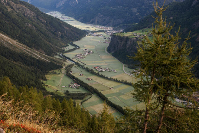 Tiefblick ins Ötztal am frühen Morgen auf dem Weg zur Polltalalm